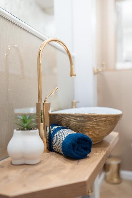 Gold Apartments Jacuzzi Room - 6