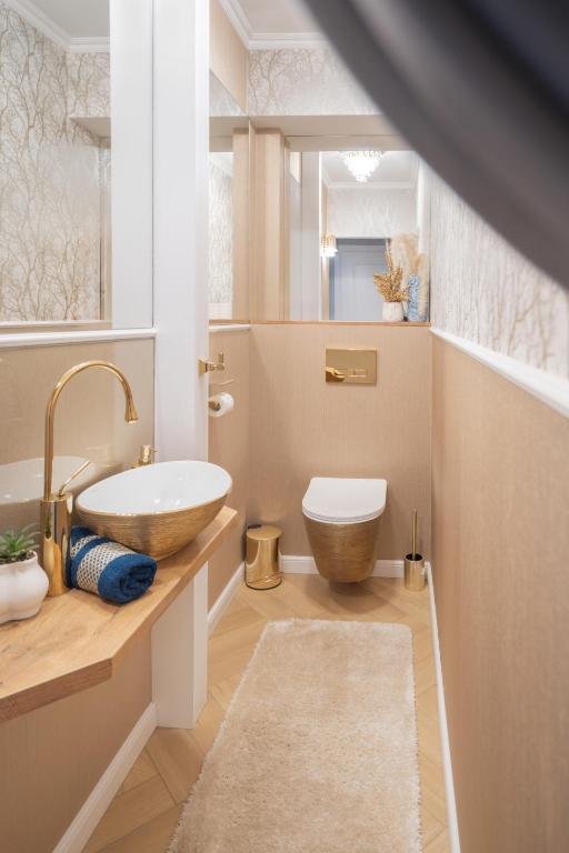 Gold Apartments Jacuzzi Room - 9