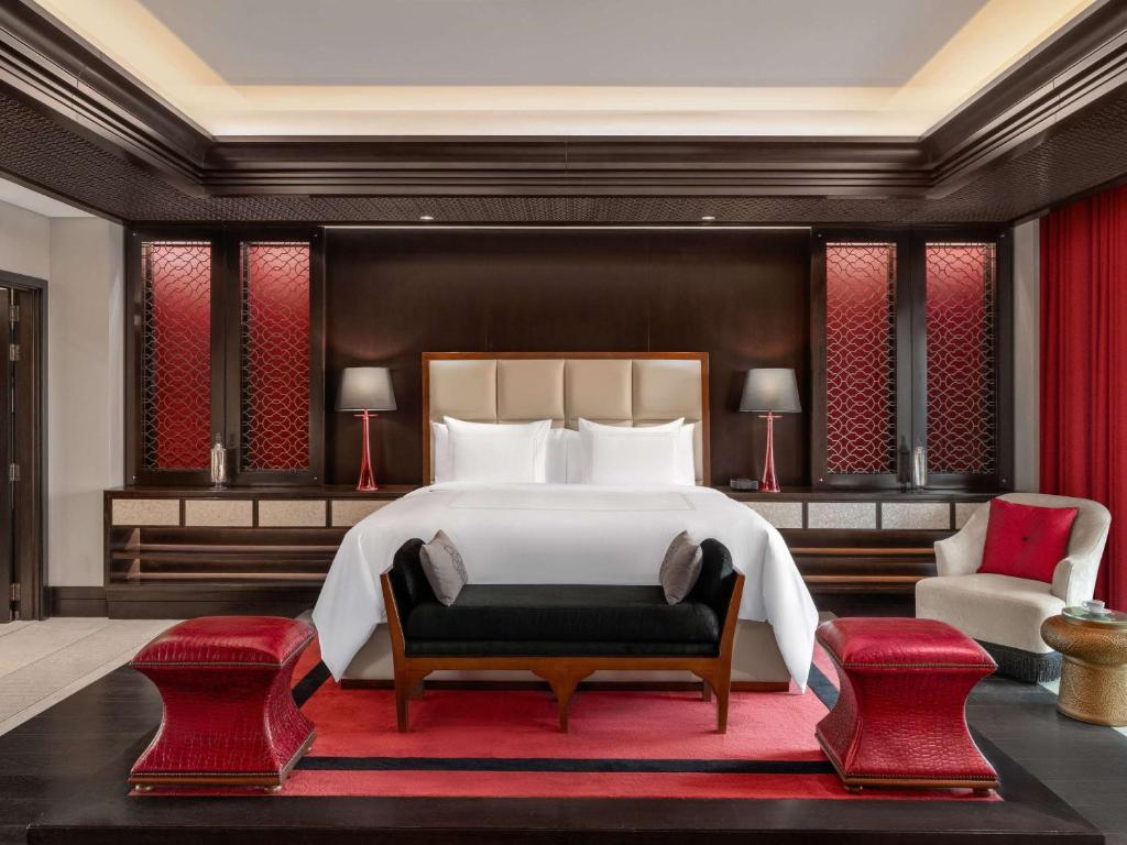 Postel nebo postele na pokoji v ubytování Rixos Marina Abu Dhabi