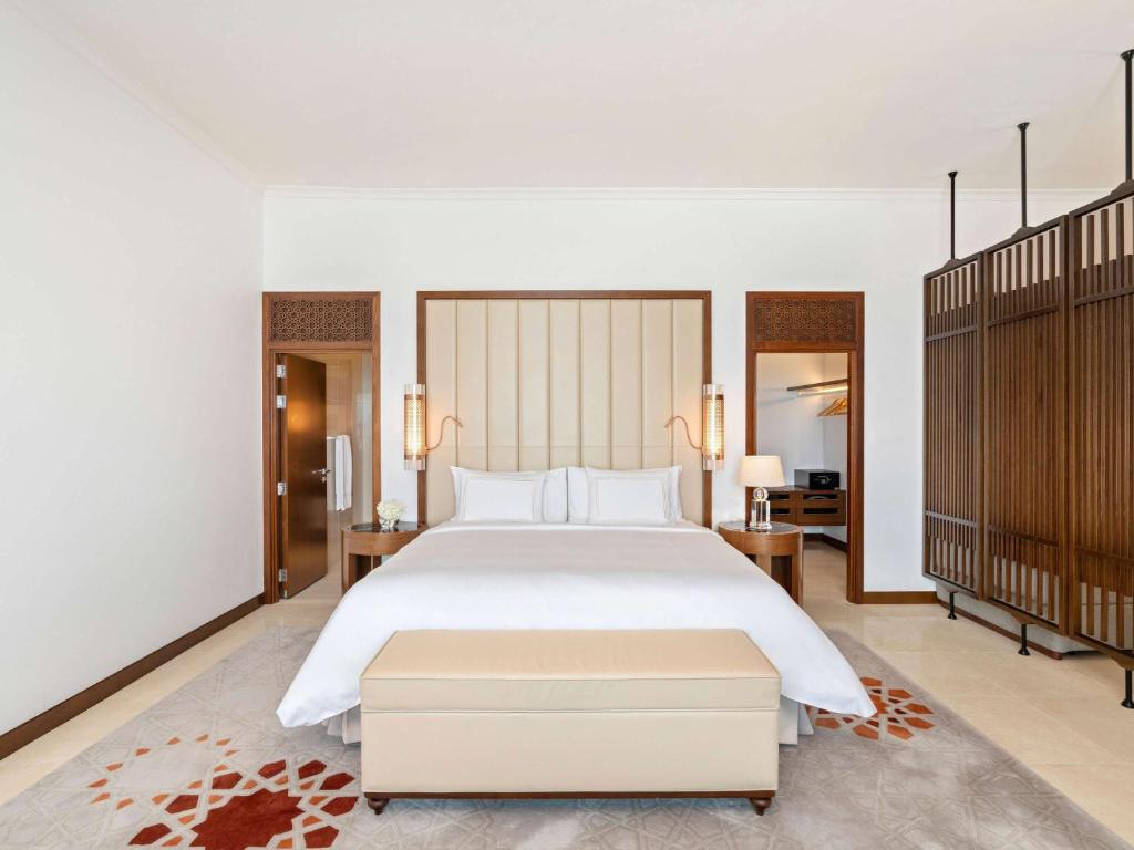 Postel nebo postele na pokoji v ubytování Rixos Marina Abu Dhabi