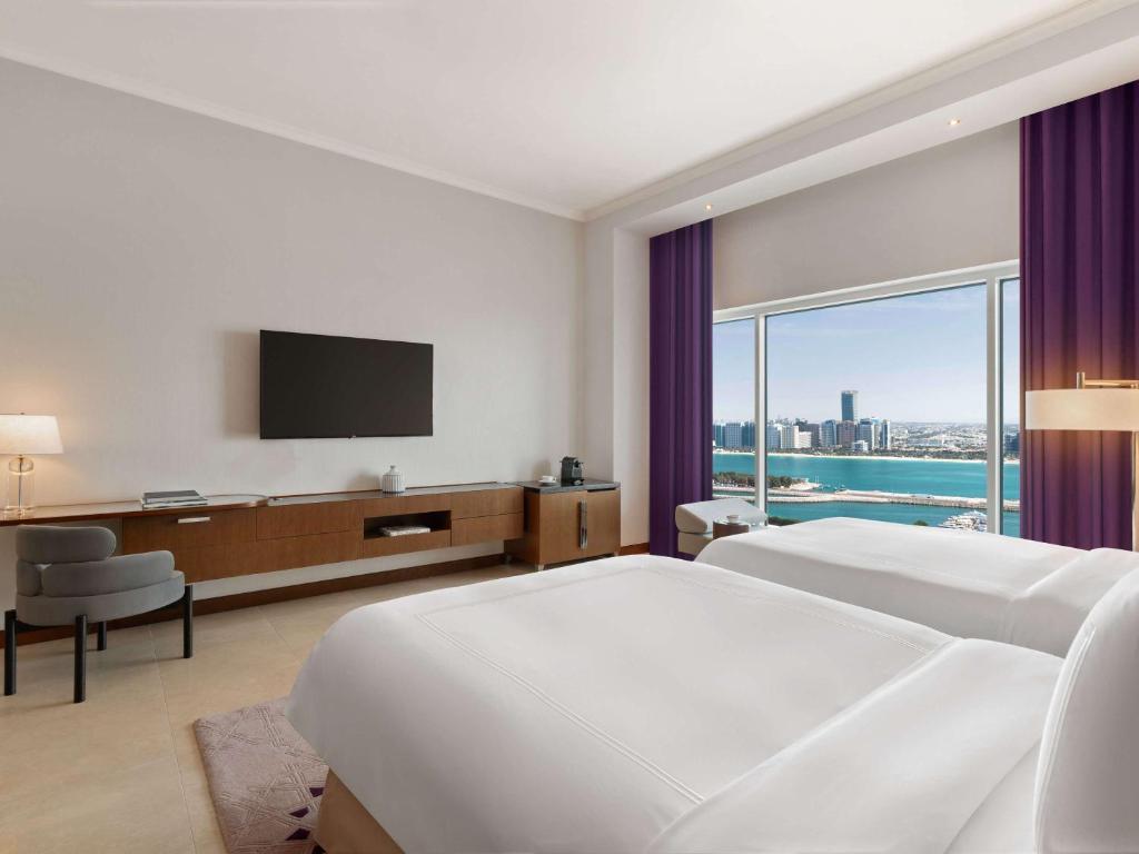Postel nebo postele na pokoji v ubytování Rixos Marina Abu Dhabi