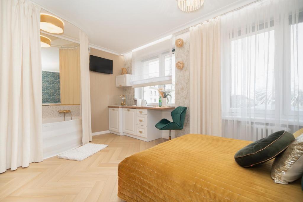 Gold Apartments Jacuzzi Room - 13