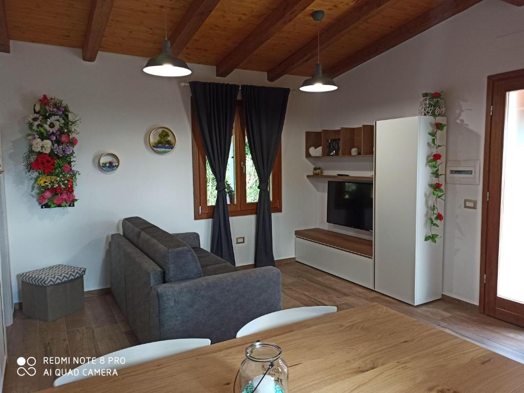 salon z kanapą i stołem w obiekcie Holiday-House-Smeralda w mieście La Caletta