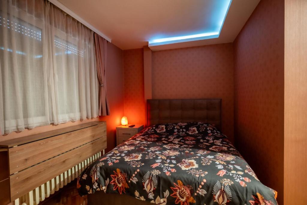 Postel nebo postele na pokoji v ubytování Apartmani Dambo