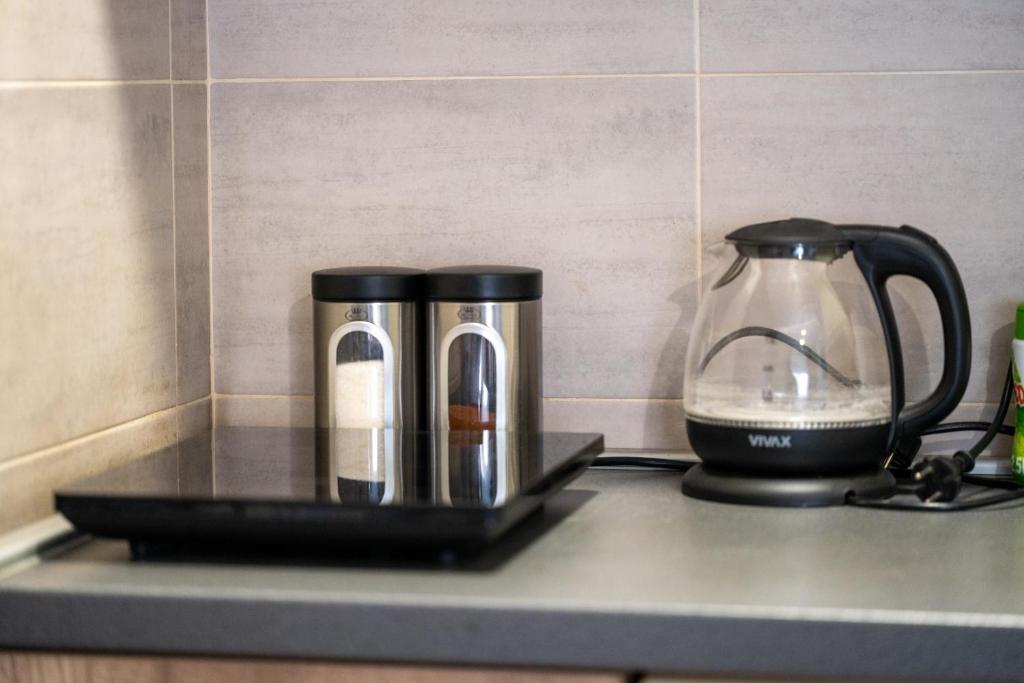 Příslušenství pro přípravu čaje a kávy v ubytování Apartmani Dambo