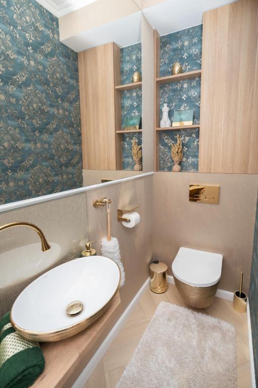 Gold Apartments Jacuzzi Room - 18