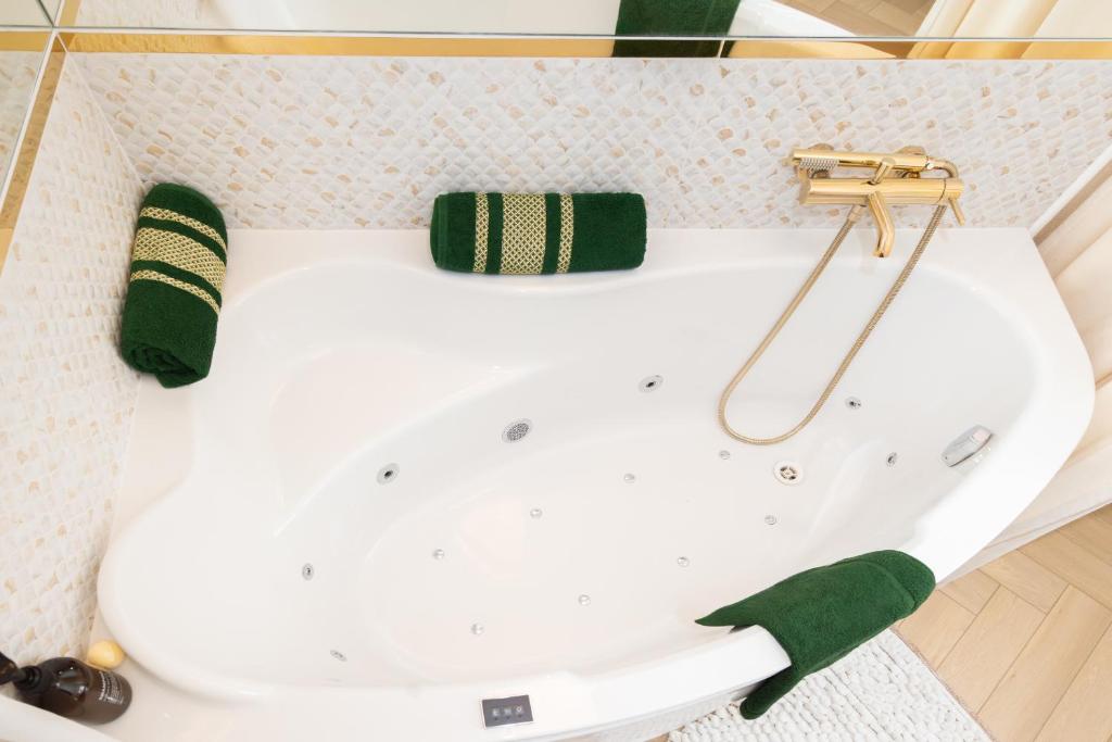 Gold Apartments Jacuzzi Room - 15