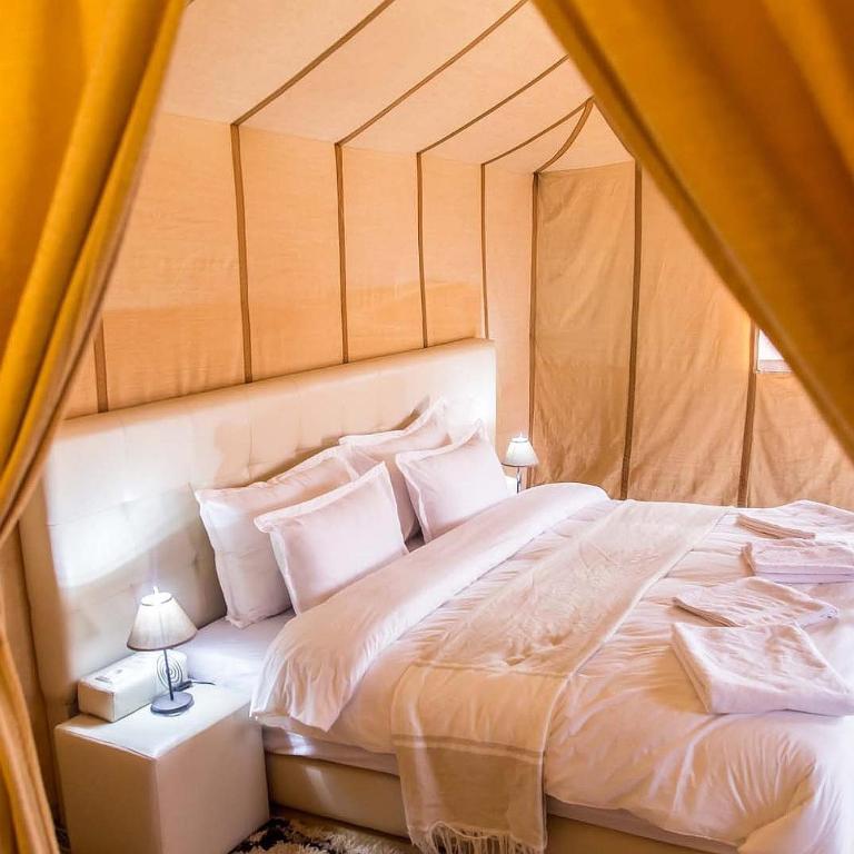 Postel nebo postele na pokoji v ubytování Deep Desert Camp