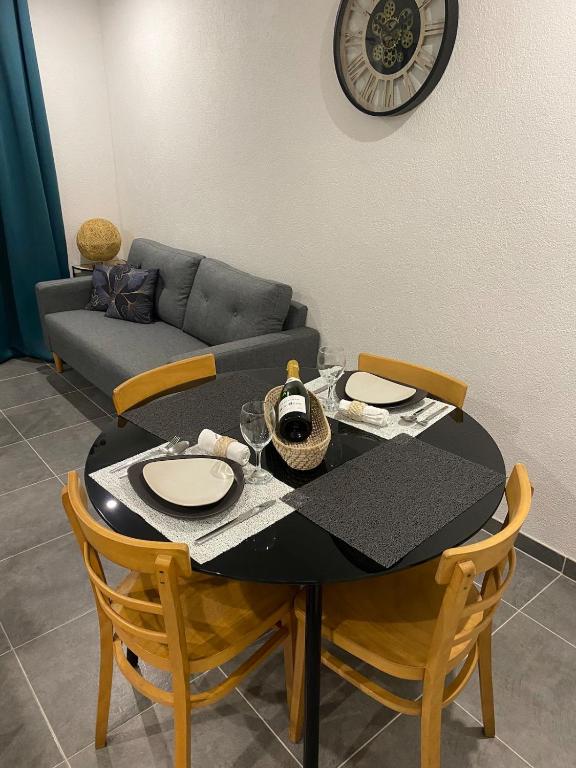 une table et des chaises avec une table et un canapé dans l'établissement Place du bonheur bel appartement f2, à Sarrebourg