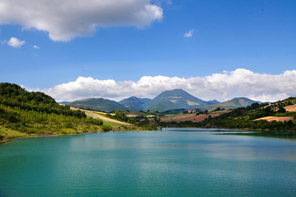 vistas a un río con montañas en el fondo en Colle Sul Lago, en Cingoli