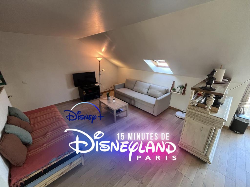 un salon avec un canapé et une table dans l'établissement Studio 4 voyageurs quelques minutes de Disneyland Paris parking privé gratuit, à Guermantes