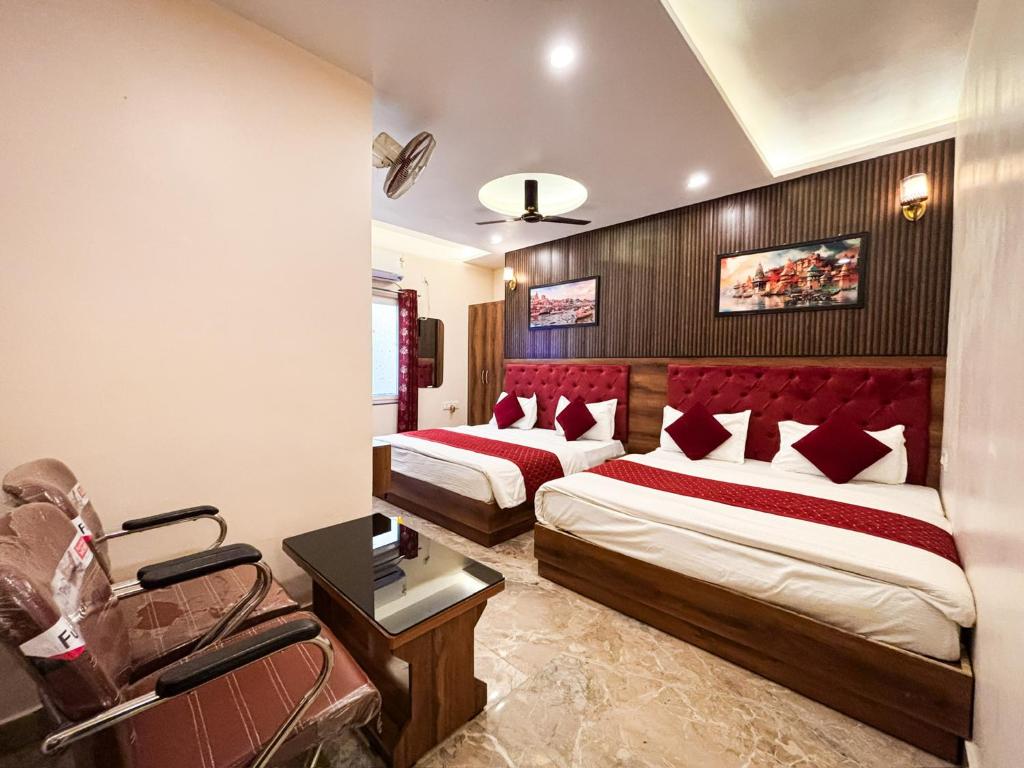 Postel nebo postele na pokoji v ubytování HOTEL VIA GANGA INN ! గంగా ఇన్ ద్వారా హోటల్ VARANASI! FULLY AIR-CONDITIONED HOTEL AT PRIME LOCATION WITH ROOFTOP GANGES VIEW! 2 Min walking distance from ASSI GHAT ,NEAR KASHI VISHWANATH TEMPLE