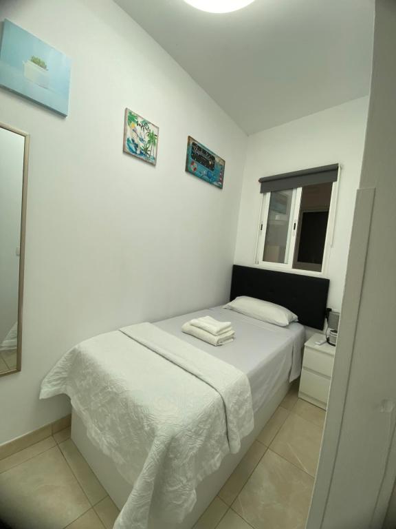 Postel nebo postele na pokoji v ubytování Singol room IN APARTMENT SHARED in Los Cristianos PLAYA Las Vistas