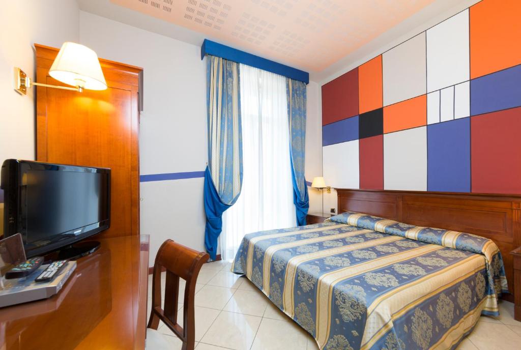 Postel nebo postele na pokoji v ubytování Hotel Londra