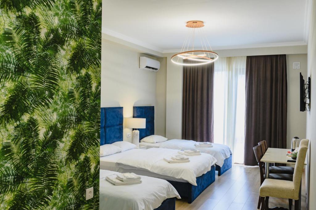 Postel nebo postele na pokoji v ubytování Rivendell Boutique Hotel Tbilisi City