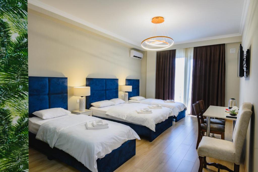 Postel nebo postele na pokoji v ubytování Rivendell Boutique Hotel Tbilisi City