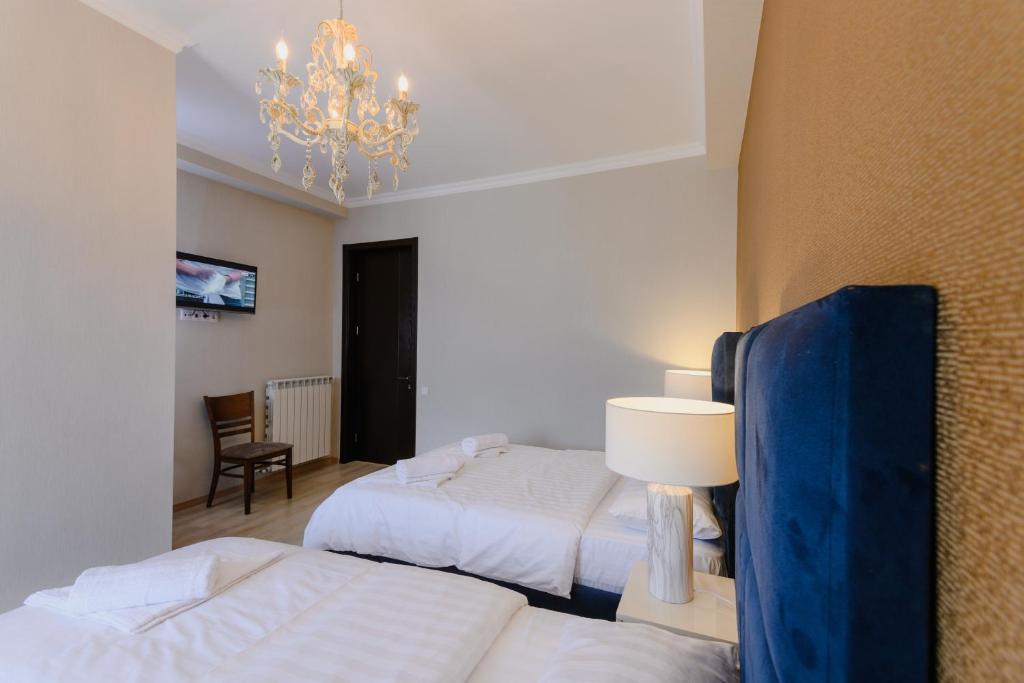 Postel nebo postele na pokoji v ubytování Rivendell Boutique Hotel Tbilisi City