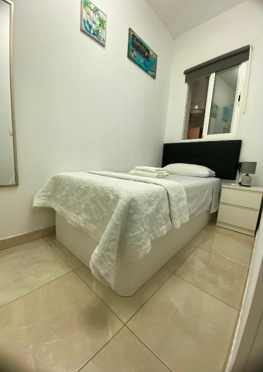 Postel nebo postele na pokoji v ubytování Singol room IN APARTMENT SHARED in Los Cristianos PLAYA Las Vistas