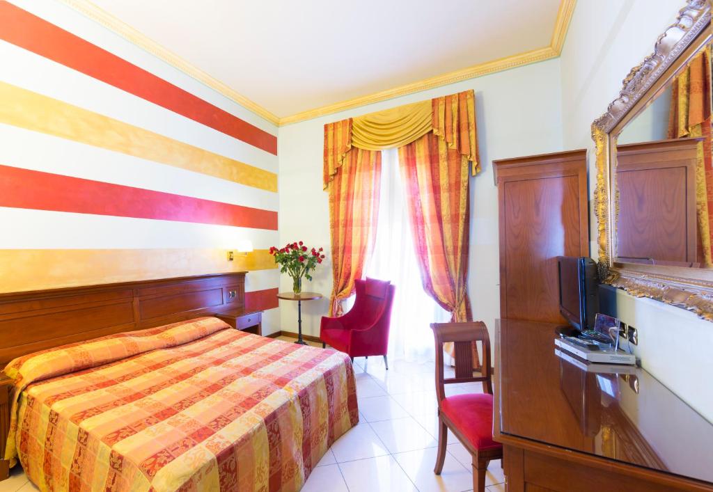 Postel nebo postele na pokoji v ubytování Hotel Londra