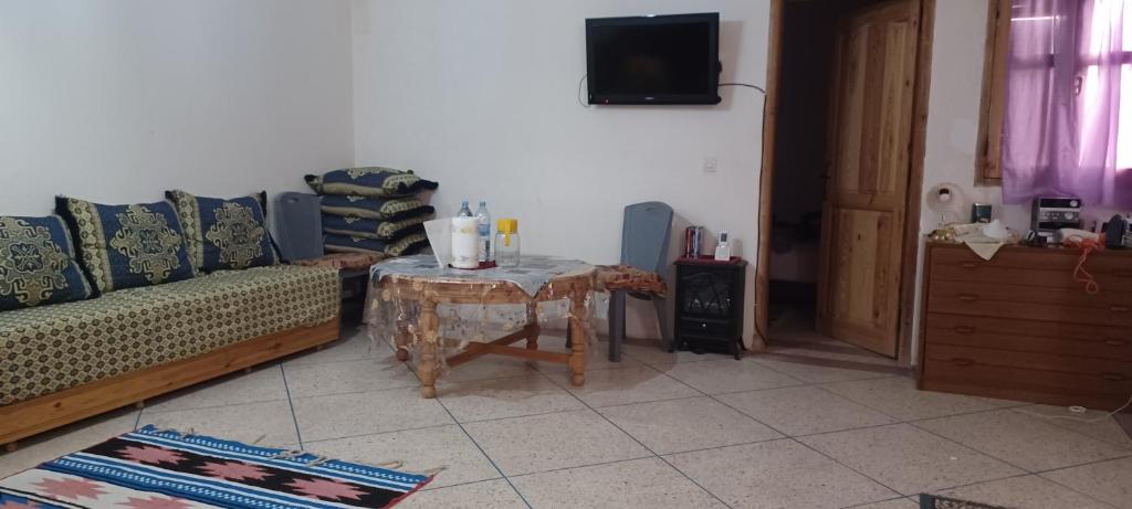 una sala de estar con un sofá y una mesa en CasAmer, en Temara