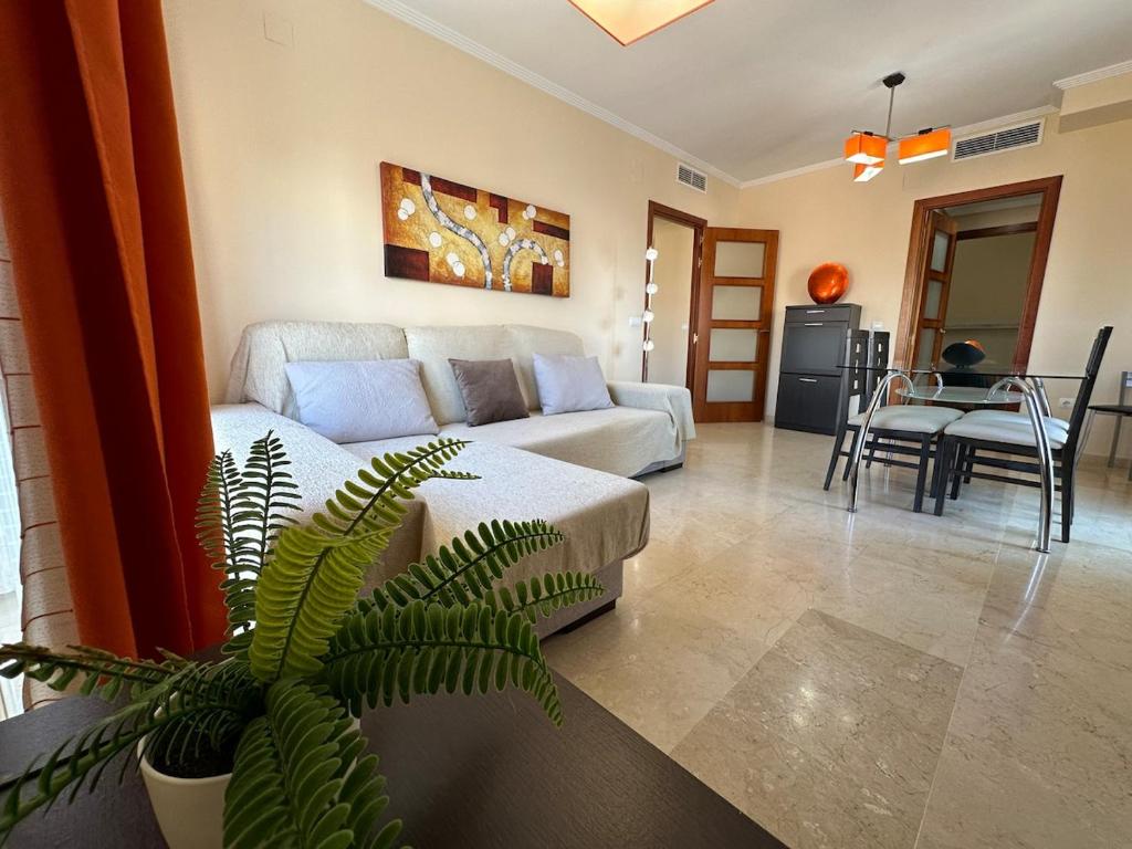 ein Wohnzimmer mit Sofa und Tisch in der Unterkunft Piso en Linares zona Paseo con parking gratis in Linares