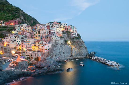 una ciudad en la cima de una montaña en el agua en Ca' de Baran en Manarola