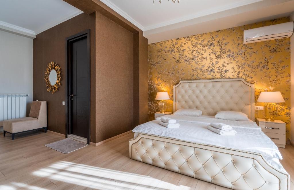 Postel nebo postele na pokoji v ubytování Rivendell Boutique Hotel Tbilisi City