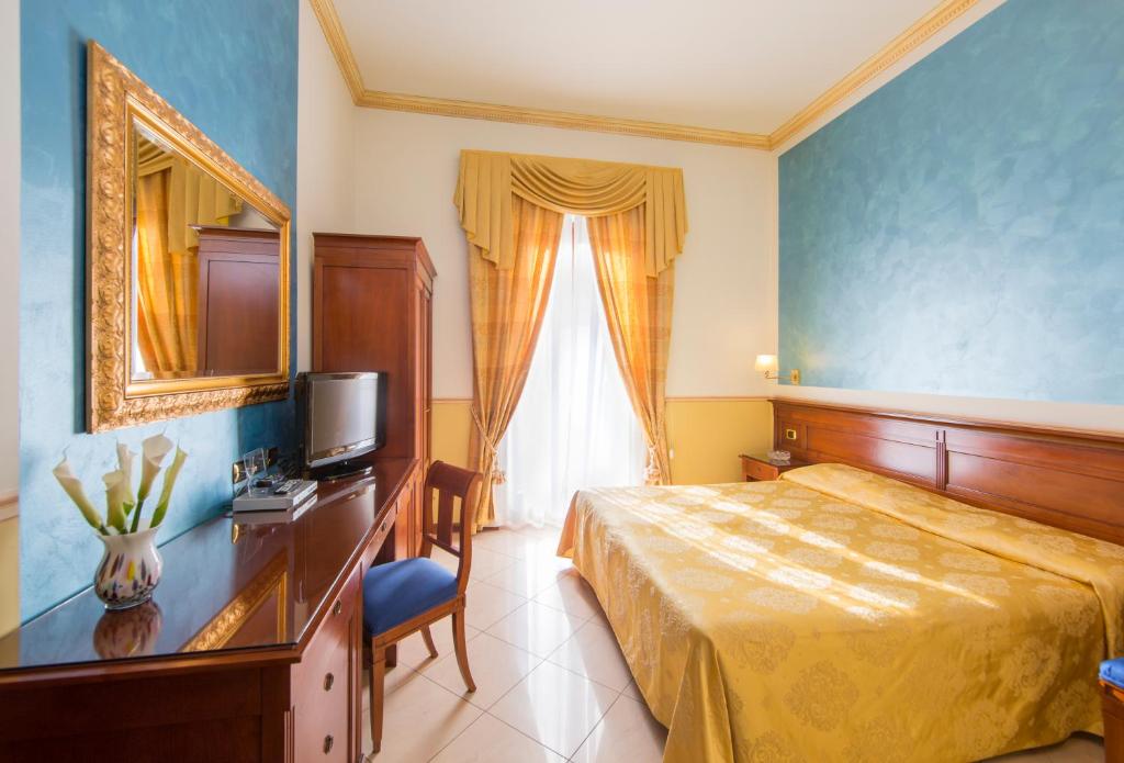 Postel nebo postele na pokoji v ubytování Hotel Londra