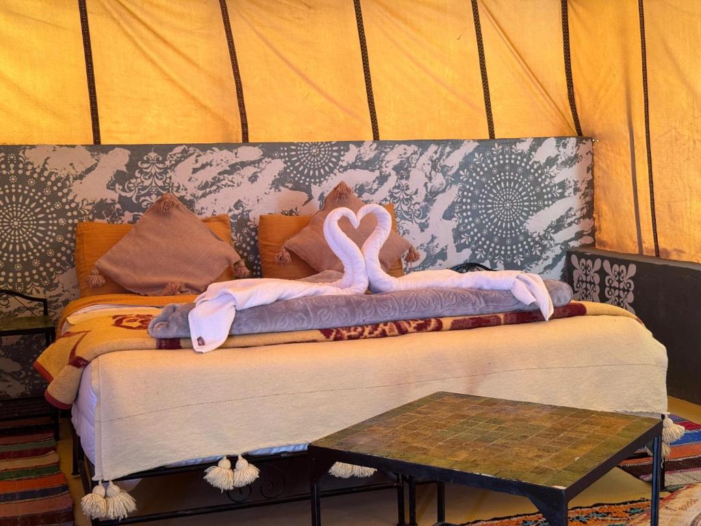 Postel nebo postele na pokoji v ubytování Tinfou desert camp