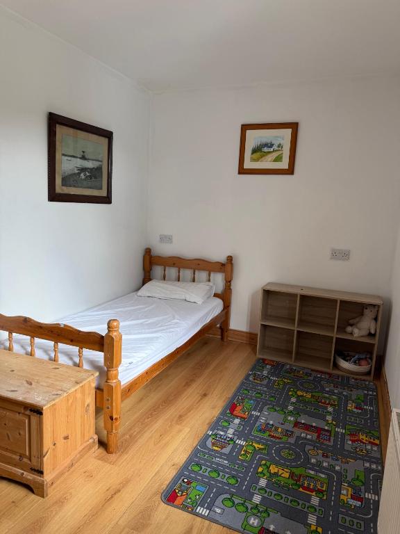 Postel nebo postele na pokoji v ubytování #3 - Spacious Ensuite Double Room with Sofa in Leitrim