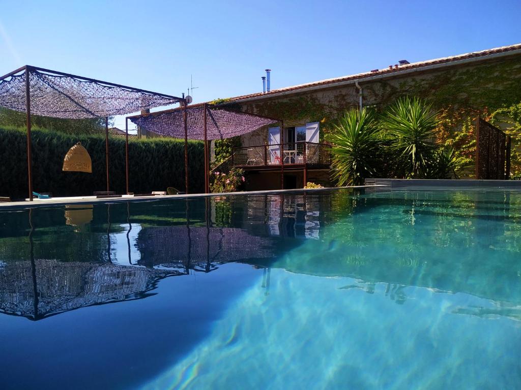 Piscine de l'établissement Les Grands Cyprès - chambres d'hôtes ou située à proximité