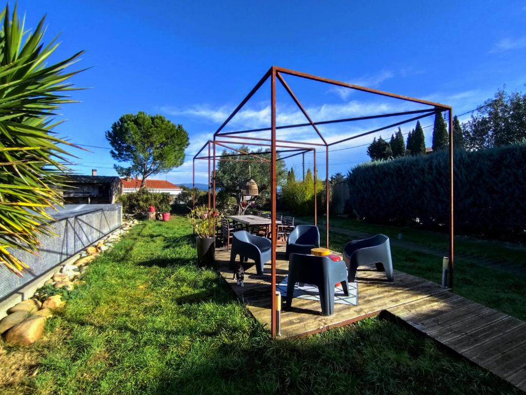 Jardin de l'établissement Les Grands Cyprès - chambres d'hôtes