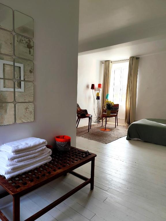 Un ou plusieurs lits dans un hébergement de l'établissement Les Grands Cyprès - chambres d'hôtes