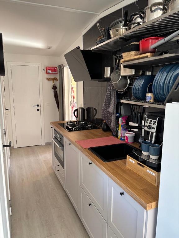 Kuchyň nebo kuchyňský kout v ubytování Nomad Laryssiou on camping GT Keiheuvel parcel 371