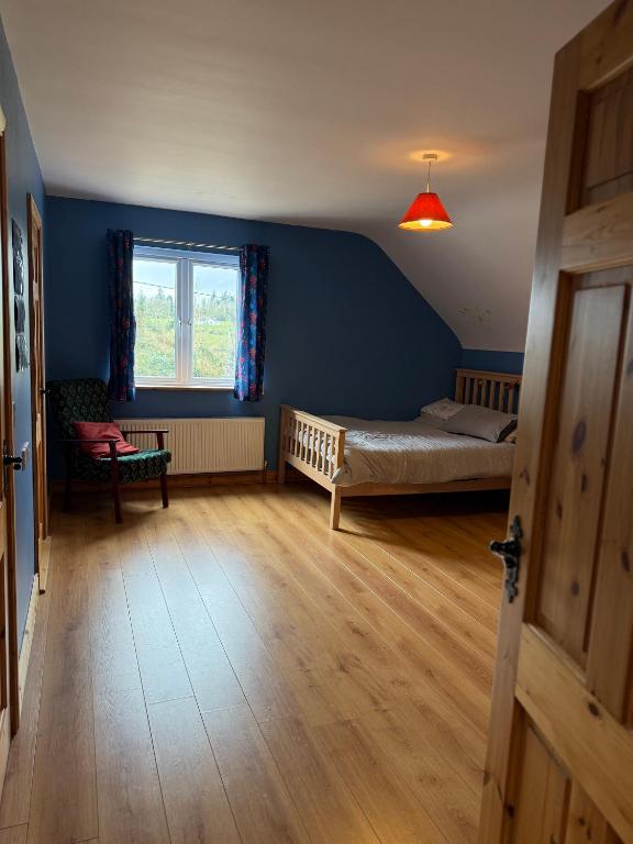 Postel nebo postele na pokoji v ubytování #3 - Spacious Ensuite Double Room with Sofa in Leitrim