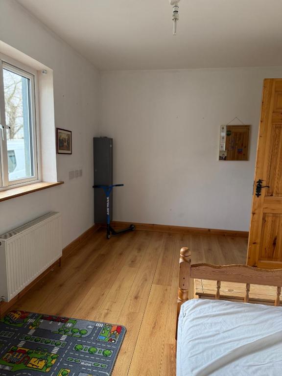 Postel nebo postele na pokoji v ubytování #3 - Spacious Ensuite Double Room with Sofa in Leitrim