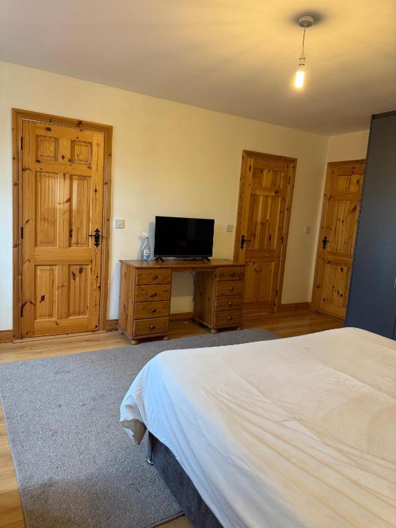 TV a/nebo společenská místnost v ubytování #3 - Spacious Ensuite Double Room with Sofa in Leitrim