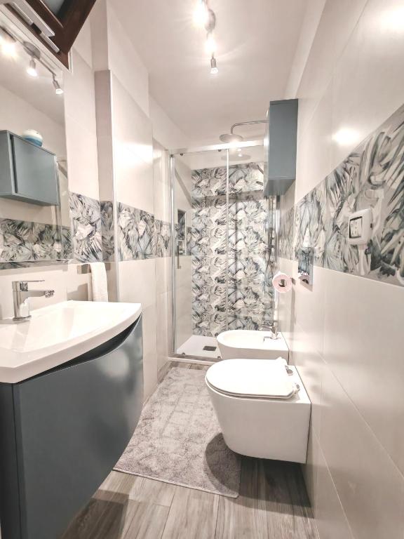 un bagno con wc, lavandino e doccia di Borgo Sant'Antonio a Santeramo in Colle