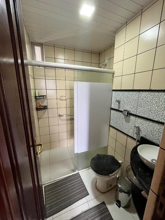 a bathroom with a shower with a toilet and a sink at Apto estratégico COP30 in Belém