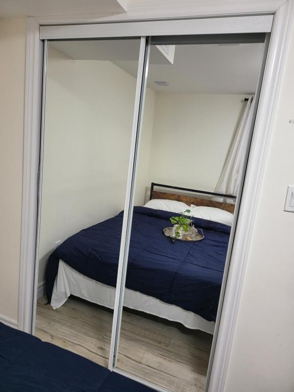 una camera da letto con un letto e una parete di vetro di Home of Sweet Dream a Whitby