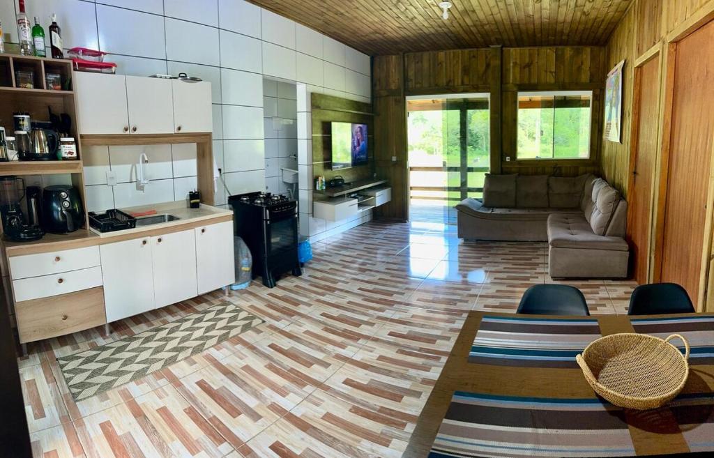 Η κουζίνα ή μικρή κουζίνα στο Sítio com piscina aquecida