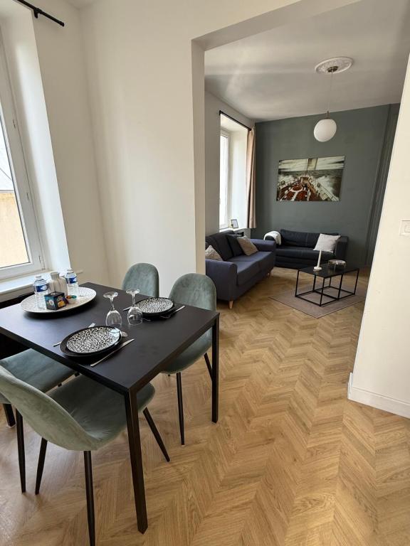 un salon avec une table, des chaises et un canapé dans l'établissement L'OpalEscale - Appartement à 5min à pied de Nausicaa, plage, centre Ville, à Boulogne-sur-Mer