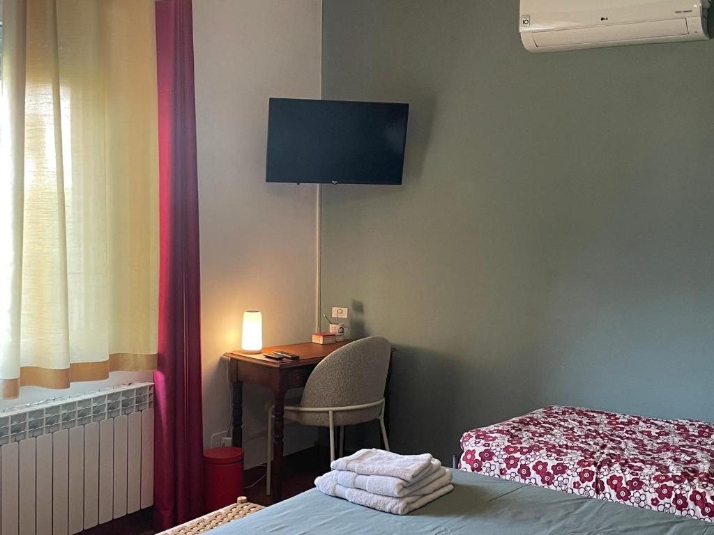 A bed or beds in a room at Bed & Breakfast con vista giardino e piscina