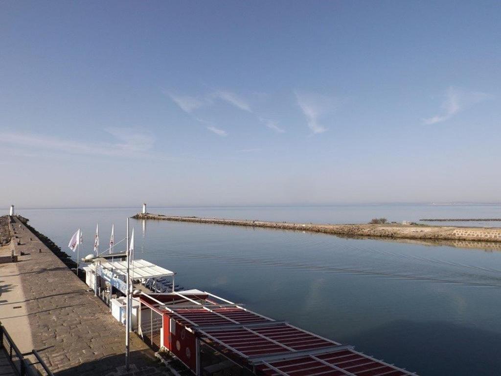 un quai avec un bateau dans l'eau dans l'établissement Appartement T2 4 pers - Grau d'Agde, Front de Mer - FR-1-423-201, au Grau-dʼAgde