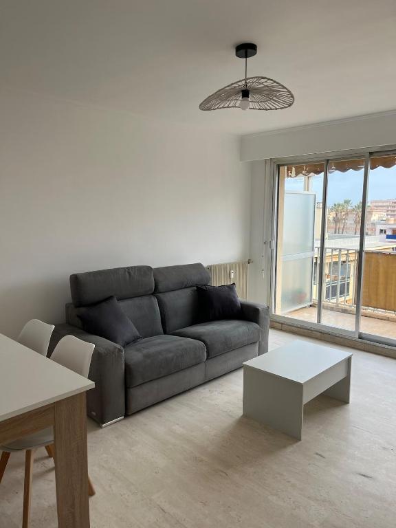 un salon avec un canapé et une table dans l'établissement Studio dernier étage rénové, à Vallauris