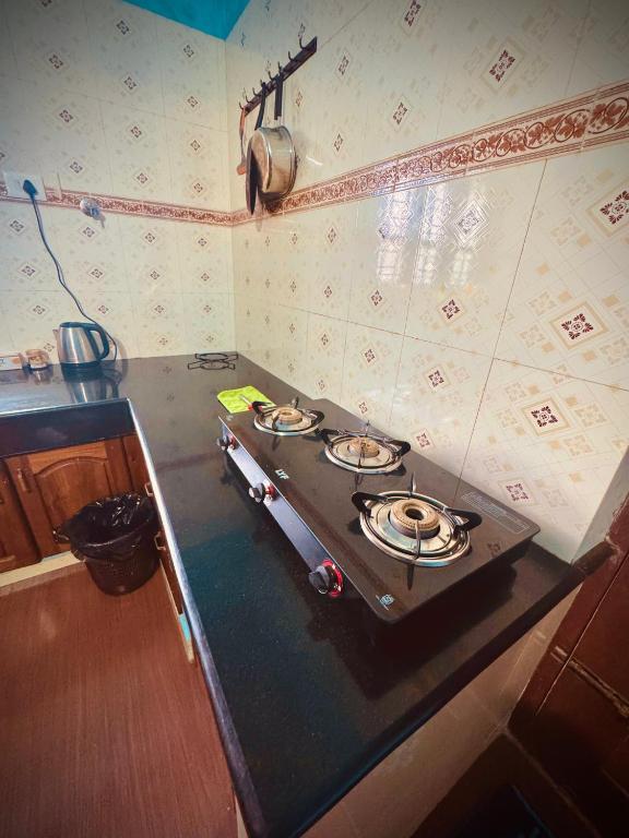 Kuchyň nebo kuchyňský kout v ubytování Souparnika Homestay Varkala
