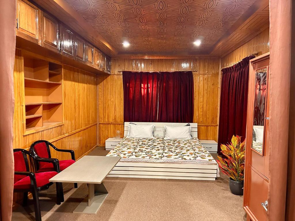 Postel nebo postele na pokoji v ubytování Kashmiri kothi - Srinagar stay