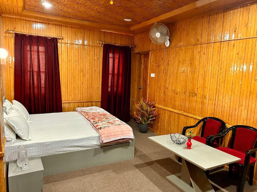 Postel nebo postele na pokoji v ubytování Kashmiri kothi - Srinagar stay