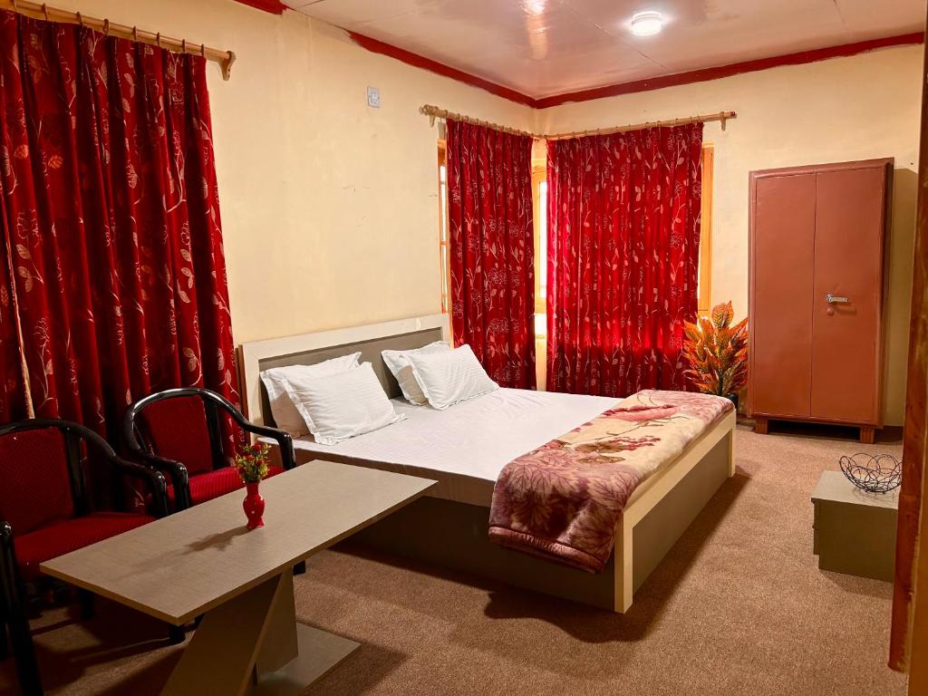 Postel nebo postele na pokoji v ubytování Kashmiri kothi - Srinagar stay