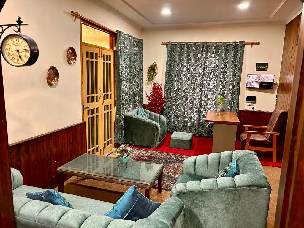 Posezení v ubytování Kashmiri kothi - Srinagar stay